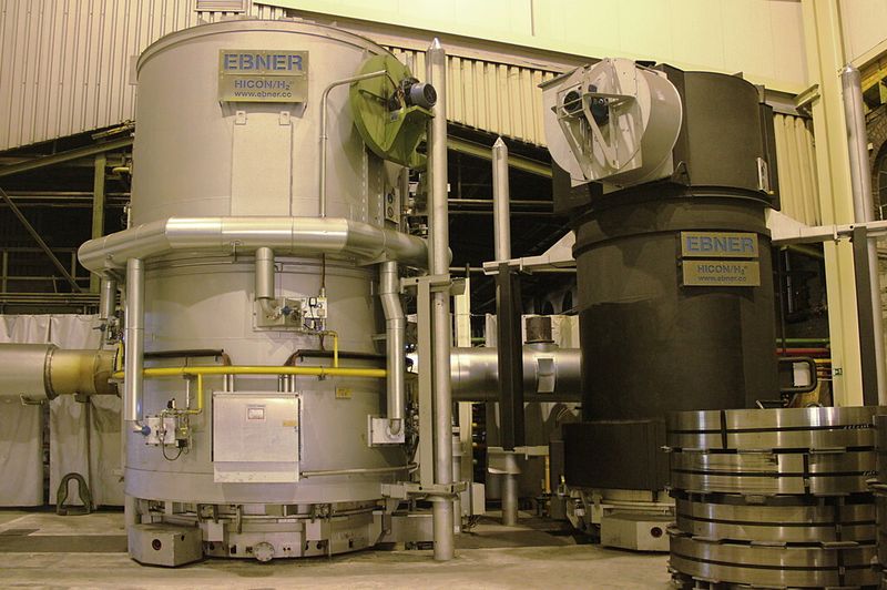 Bild 1: Die sehr warmen Abgase der Wasserstoff-Haubenglühanlage werden durch einen Wärmetauscher geleitet, um die Heizungsanlage des Unternehmens zu unterstützen. (Bild: IPF Electronic)