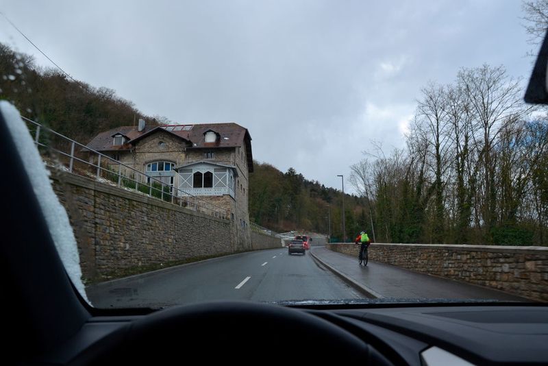… das Autos und Fußgänger vor dem eigenen Fahrzeug erkennt und vor einer möglichen Kollision warnt. Reagiert der Fahrer nicht, leitet das System bis zu einer Geschwindigkeit von 60 km/h selbsttätig eine Notbremsung ein. (Michel / »kfz-betrieb«)