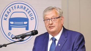 Präsident Karl-Heinz Bley zeigte sich bei der Mitgliederversammlung des Kfz-Gewerbes Niedersachsen-Bremen skeptisch. (Bild: Zietz - VCG)