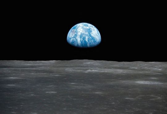 Lunare Urbanisation! Wenn es nach Elon Musk geht, dann würden in etwa zehn Jahren Menschen von einer Mondstadt aus den Erdaufgang bewundern können. Den Mars will er zwar auch weiterhin besiedeln, aber das dauert ihm jetzt erstmal zu lang ...(Bild:  Lunarick)