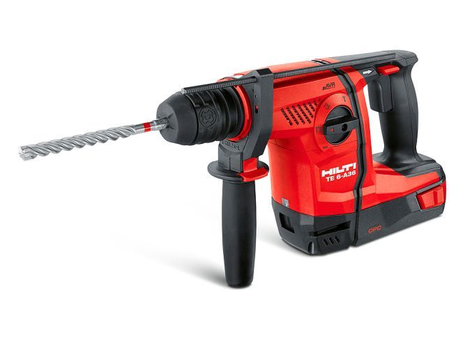 Red Dot Produktdesign 2018: Akku-Bohrhammer Hilti TE 6-A36: Der neue Bohrhammer TE 6-A36 zeichnet sich durch ein breites Einsatzspektrum sowie ein ausgewogenes Verhältnis von Gewicht und Leistung aus. Mit überragender Performance, beeindruckender Akkuleistung und der austauschbaren Werkzeugaufnahme empfiehlt er sich zum Bohren sowie für korrigierende Meißelarbeiten in Beton und Mauerwerk. Sein geringes Gewicht bietet eine hervorragende Handhabung, während die aktive Vibrationsreduktion (AVR) und die Staubabsaugung (DRS) den Benutzer gleichzeitig vor Hand-Arm-Vibrationen und schädlichen Staubemissionen schützen. Begründung der Jury: Die Gestaltung des Bohrhammers TE 6-A36 wird dem Anspruch an ein umfangreiches Leistungsspektrum und eine herausragende Bedienbarkeit auf hohem Niveau gerecht.  (Bild: Red Dot/Hilti)
