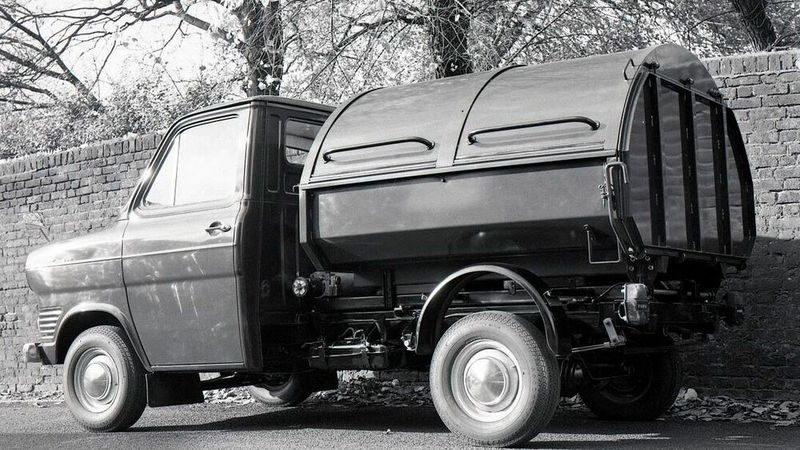 Und aus einem Fahrgestell mit Fahrerhaus konnte man auch ein kleines Müllauto bauen. (Bild: Ford)