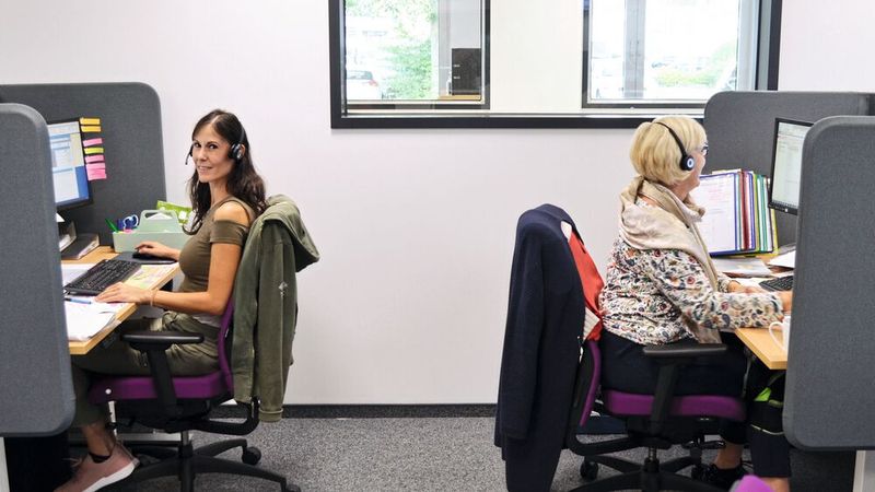 Callcenter-Agents erhalten bei der AVAG unbefristete Arbeitsverträge. (Bild: Jens Rehberg/VCG)