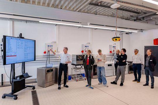 Innenaufnahme eines Praxisraums im neuen Schulungszentrum in Lehrte: Hier werden jährlich fast 3.000 Teilnehmerinnen und Teilnehmer praxisnah auf reale Anwendungsszenarien vorbereitet. (Bild:  Miele)