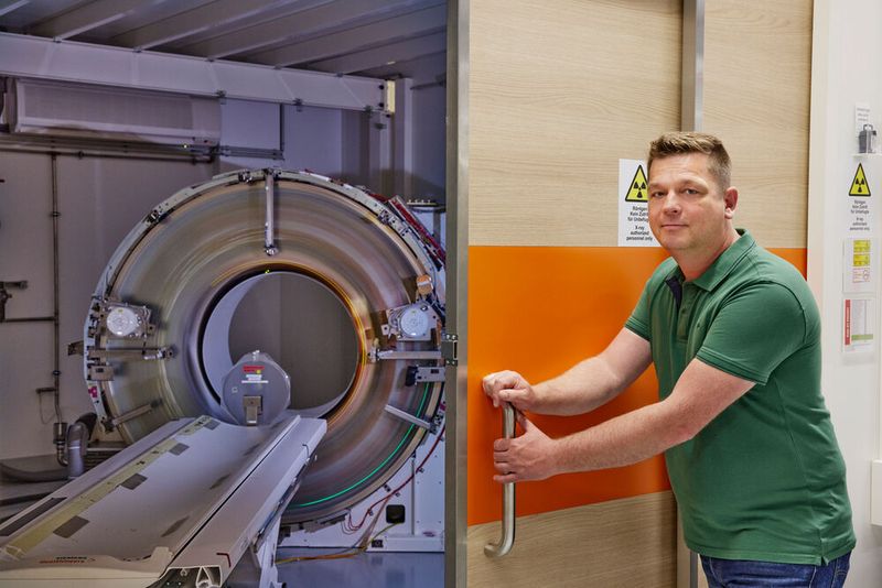 Die Erfindung von Edgar Göderers hat die Auflösung von Röntgenbilder verbessert und die Strahlungsintensität verringert. Dafür wurde er in der Kategorie Outstanding Invention ausgezeichnet. Konkret hat er einen Vorverstärker entwickelt, mit dem die Photonen der Röntgenstrahlung gezählt werden können.  (Bild: ©Enno Kapitza)