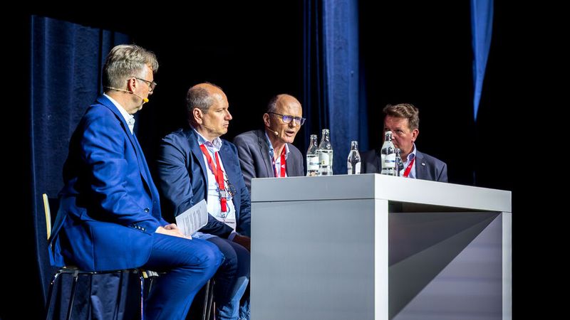 Insbesondere die Diskussion mit den Versicherern HUK Coburg und Allianz verfolgten die Teilnehmer des Pkw-Symposiums gebannt. (Bild: ZKF)