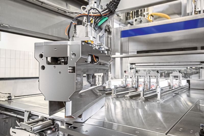 Mit dem SIG Robotic Magazine (R-Cam) wurde ein vollautomatisches Magazin entwickelt. Die Versandkartons werden von der Palette genommen und geöffnet, und die Füllmaschine wird mit Kartonmänteln beladen. Dieser Prozess ist voll automatisiert - und erfordert keine Eingriffe des Maschinenbedieners. (Bild: SIG)