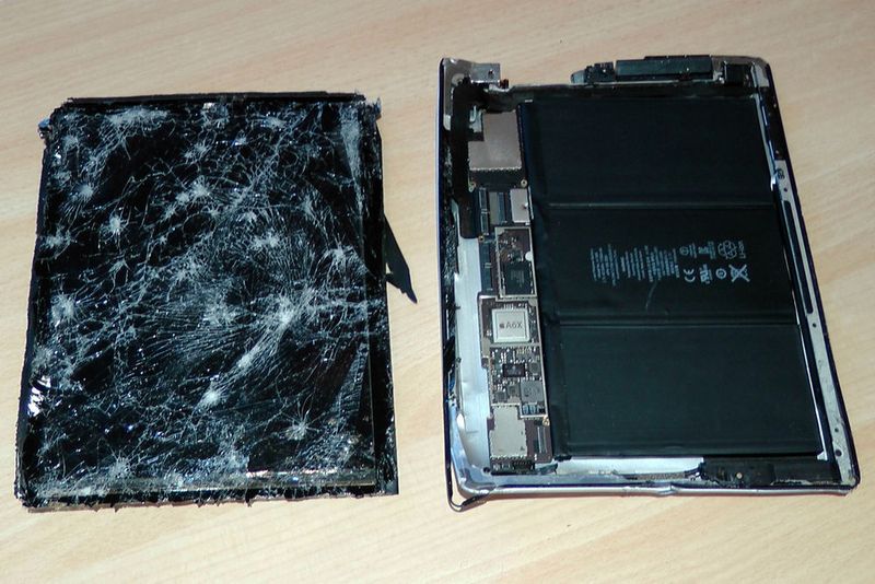 3. iPad-Mord im Orient-Express (Großbritannien): Dass Züge durchaus ein gefährliches Pflaster sein können, wissen wir nicht erst seit Agatha Christy und Hercule Poirot. Doch auch elektronische Geräte leben auf Schienen gefährlich. Ein Brite ließ tatsächlich sein iPad versehentlich aus einem fahrenden Zug fallen – mitten im Nirgendwo. Zwar wurde das Tablet überraschenderweise wiedergefunden, aber es war schwer beschädigt und nicht mehr zu benutzen. Die Touch-Oberfläche war zerstört und reagierte nicht mehr auf Eingaben, Display, Akku und der Lightning-Stecker waren schwer in Mitleidenschaft gezogen. Aber für eine Datenrettung am schwerwiegendsten: durch einen Elektronikfehler startete das Gerät alle zwei Minuten neu. Das bedeutete, dass die Datenretter jeweils nur ein Fenster von wenigen Sekunden hatten, um Daten wiederherzustellen. Dennoch konnten schlussendlich 100 Prozent der Daten gerettet werden. (Bild: Kroll Ontrack)