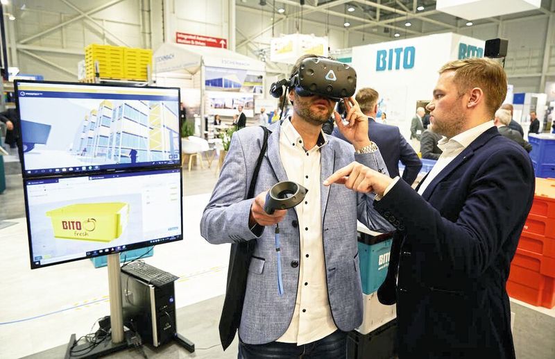 Wie sieht mein geplantes Lager mit Bito-Produkten aus? Das zeigt der Gang durch eine virtuelle Lagerhalle mit Blick durch die VR-Brille dem Besucher auf dem Stand sehr  anschaulich. (Bito)