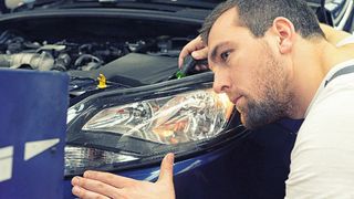 Seit 1. Januar dürften einige Werkstätten nicht mehr als Prüfstützpunkt fungieren – eigentlich. Doch in der Praxis geht es weiter wie bisher. (Bild: © industrieblick - stock.adobe.com)