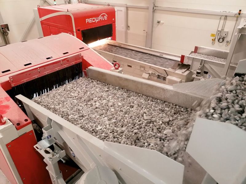 Das Material wird über einen Vibrationsförderer auf die gesamte Sortierbreite verteilt. (Bild: Redwave)