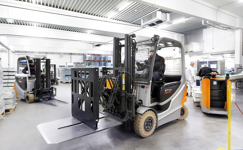 Bis zu 2,5 t schwere Paletten werden mit dem speziellen Klemmpalettenschieber des Still-Elektro-Staplers RX 60 verladen. (Bild: Gerd Knehr)