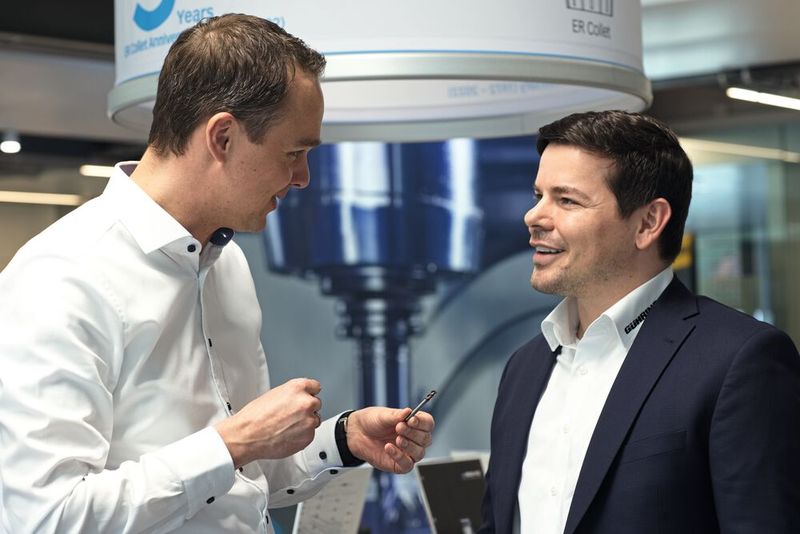 Christian Sieker (Product Manager, Micro Precision Tools, Gühring (D)) discute avec Albert Kodraj (directeur général de Gühring (Suisse) SA) des possibilités offertes par les micro-outils. (Source : Matthias Böhm)