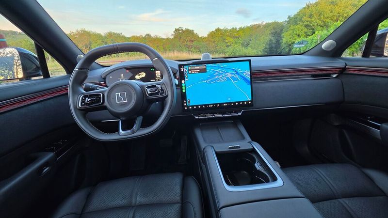 4. Der Innenraum: Der Innenraum des Zeekr7X kann es in Sachen Design und Verarbeitung mit den Wettbewerbsmodellen der deutschen Premiumhersteller aufnehmen. Wie bei den Geely-Konzernmarken üblich, ist das Interieur minimalistisch geprägt. Auffalllend ist das recht wuchtig wirkende vertikale Armaturenbrett. Aufgelockert wird es von hinterleuchteten Leisten. (Bild: Mauritz – VCG)