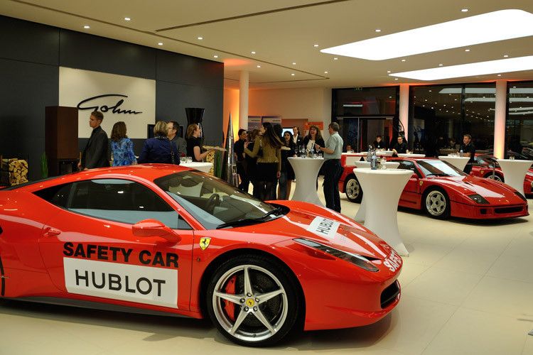 Der neue Standort ist nach den CI-Vorgaben von Ferrari gestaltet – auch wenn zur Eröffnung noch nicht alles komplett fertig war. (Foto: Ferrari)