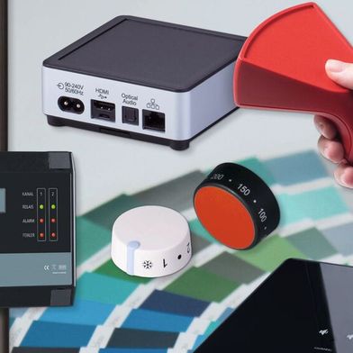 Aus den über 50 Produktfamilien, die OKW in den Bereichen Gehäuse und Drehknöpfe anbietet, lässt sich ein individuell modifiziertes Gehäuse zusammensetzen.  (Bild: © Jacek Kot, © reza - stock.adobe.com; Odenwälder Kunststoffwerke [M])