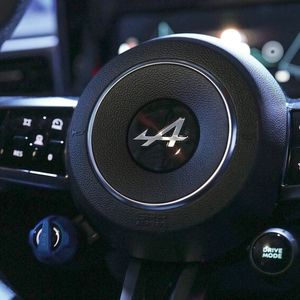 Formel-1-Gefühle: Das Sportlenkrad trägt markante Tasten für den Überhol-Boost und fürs Rekuperieren.(Bild:  Renault)