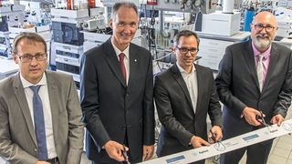 Abb. 1 V.l.n.r.: Dr. Stefan Schütte, Agilent Technologies, Prof. Dr. Ulrich Radtke, Prof. Dr. Malte Behrens und Initiator Prof. Dr. Oliver J. Schmitz, Universität Duisburg-Essen (UDE) bei der feierlichen Eröffnung des neuen Teaching and Research Center for ​Sepa­ration (TRC) (Jochen Tack / UDE)