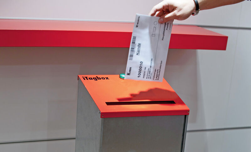 Die I-Tagbox ist für Paletten-Kanban mit sperrigen Teilen konzipiert. Mit einem Briefkasten vergleichbar, wird der Warenbedarf durch Einwerfen von Kanban-Karten mit RFID-Tags signalisiert. Die Antenne der I-Tagbox ist direkt mit dem RFID-Reader der Palettenbox verbunden. (Bild: Siemens)