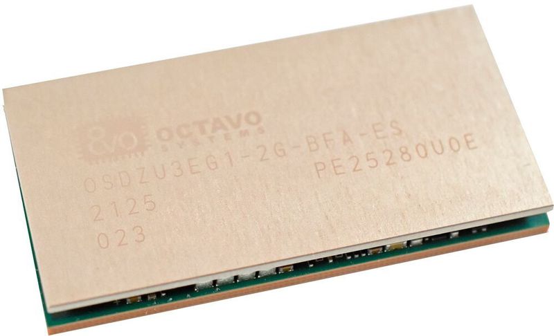 Der Heat-Spreader schließt das System-in-Package nach oben ab. Seitlich sind einige Komponentne zu sehen. (Octavo Systems)
