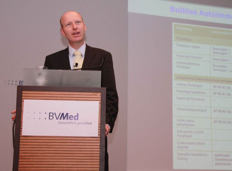 „Für die Immunadsorption beim Pemphigus fordert und fördert die DFG eine kontrollierte prospektive multizentrische Studie“, Prof. Dr. Enno Schmidt, Klinik für Dermatologie, Allergologie und Venerologie/Komm. Leiter des Exzellenzzentrums Entzündungsmedizin der Universität Lübeck (Bild: Reinhardt)