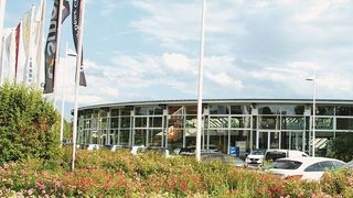 Bei der Thüringer Autohandelsgruppe Auto-Scholz-AVS kann man die „blühenden Landschaften“ bewundern. (Foto: Schwickal)