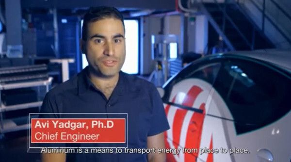 Avi Yadgar, Ph.D, Phinergy Chief Engineer: „Aluminium ist ein Mittel, um Energie von einem Ort an einen anderen zu transportieren. Geladen wird dort, wo Energie billig ist, entladen dort,, wo Energie benötigt wird.“ (Phinergy)