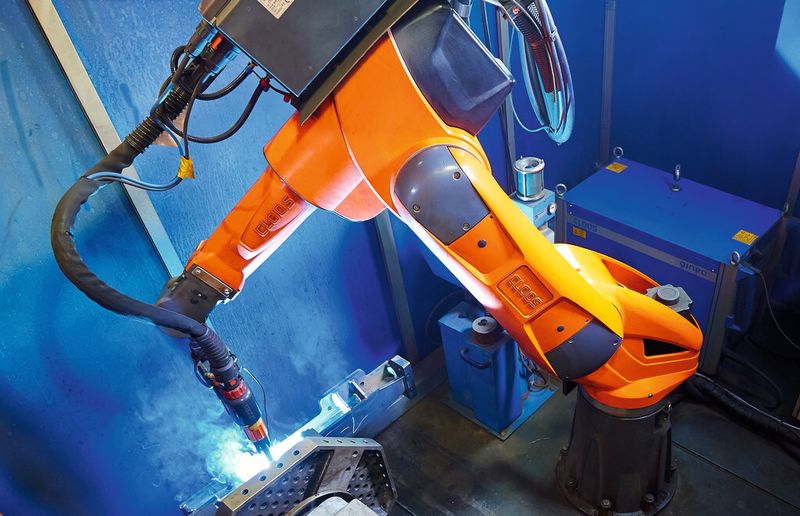 Bild 1: Die kompakten Roboterzellen lassen sich einfach in die Fertigung integrieren und verkürzen den Fertigungsprozess. (Bild: Cloos)