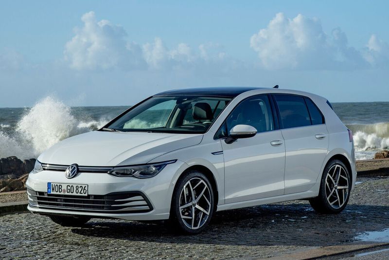 Zum Antrieb stehen zunächst fünf Vierzylinder-Motorisierungen bereit. (VW)
