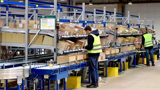 Digitale Lagerfachanzeigen führen die Mitarbeitenden schnell und zielsicher durch den Pick-by-Light-Kommissionierprozess.(Bild:  KBS)