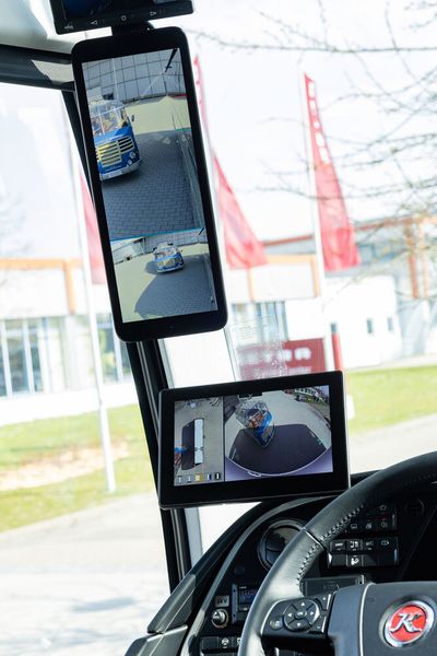 Ein Mirror-Cam-Kamerasystem ersetzt die klassischen Außenspiegel und bietet einen erweiterten Sichtbereich für den Fahrer durch die Scheiben und erheblich bessere Sicht nach hinten in der Dunkelheit durch Restlichtverstärkung. Die kleine Fläche der Kameralinse ist weniger anfällig für Verschmutzung und durch die Montage im Kameraflügel besser gegen Witterungseinflüsse geschützt. Die Bilder der beheizten Kameras werden auf Monitore im Format 15 Zoll übertragen. (Bild: Daimler Truck AG)