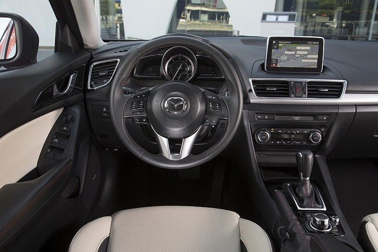 Der Armaturenträger wirkt sportlich und reduziert, die Materialien sind recht hochwertig. (Foto: Mazda)