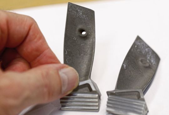 Darum geht es: Die Schaufeln im Abgastrakt von Hochleistungsturbos müssen mit sogenannten Dämpferdrahtbohrungen versehen werden, um Schwingungen der Schaufeln vorzubeugen. Darum geht es: Die Schaufeln im Abgastrakt von Hochleistungsturbos müssen mit sogenannten Dämpferdrahtbohrungen versehen werden, um Schwingungen der Schaufeln vorzubeugen.