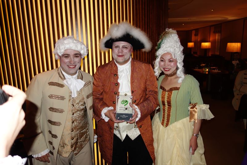 Stefan Rohne, Cyberport, hält den Preis in der Kategorie 