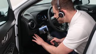 Im Innenraum der Modelle kommt die bewegliche Handheld-Kamera zum Einsatz. (Bild: Hahn/»kfz-betrieb«)