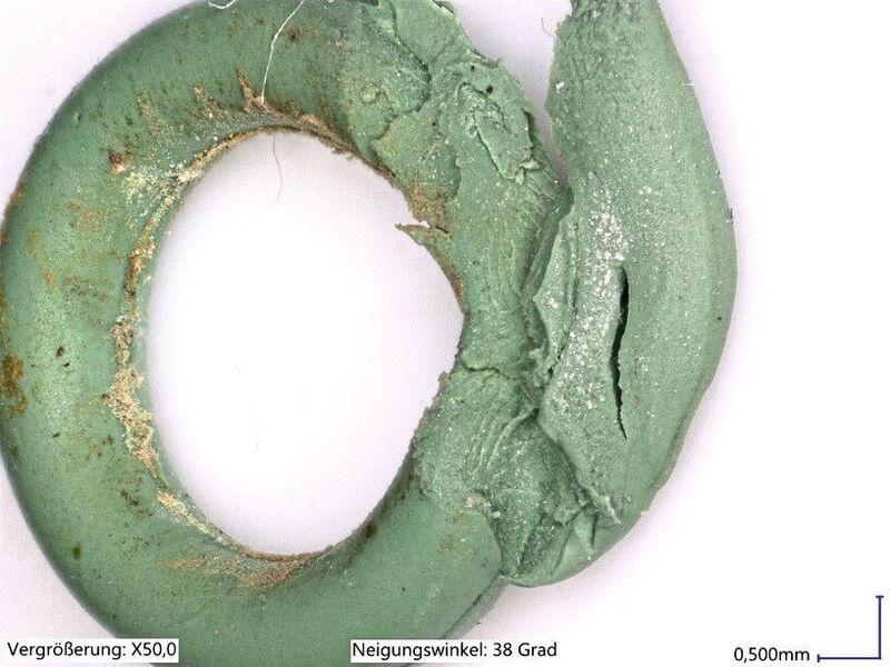 Durch die Montage abgescherter Teil eines O-Rings. (O-Ring-Prüflabor Richter)