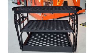 Das 3D-gedruckte Heckregal wiegt nur noch 19,5 Kilogramm und damit weniger als die Hälfte des Standardregals. (Bild: Fraunhofer IWU)