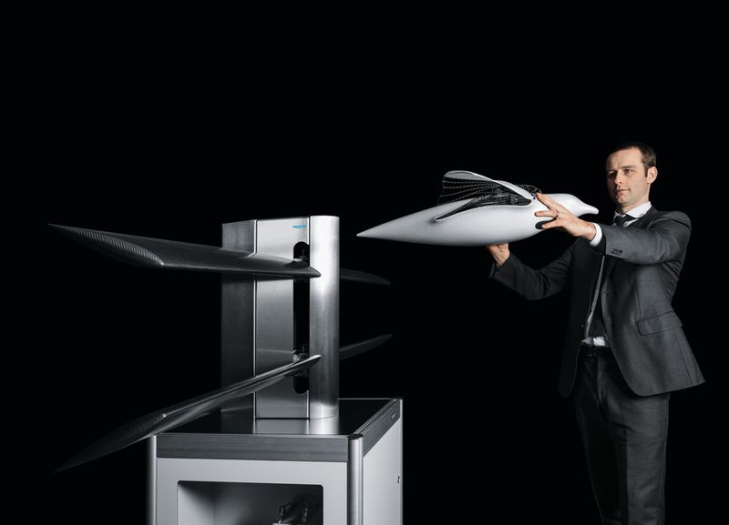 Mit dem Dual-Wing-Generator hat Festo im Rahmen des Bionic Learning Network einen außergewöhnlichen Technologieträger entwickelt, der zwei horizontal angeordnete Flügelpaare anstelle von Rotorblättern zur Energiegewinnung nutzt. (Bild: Festo)