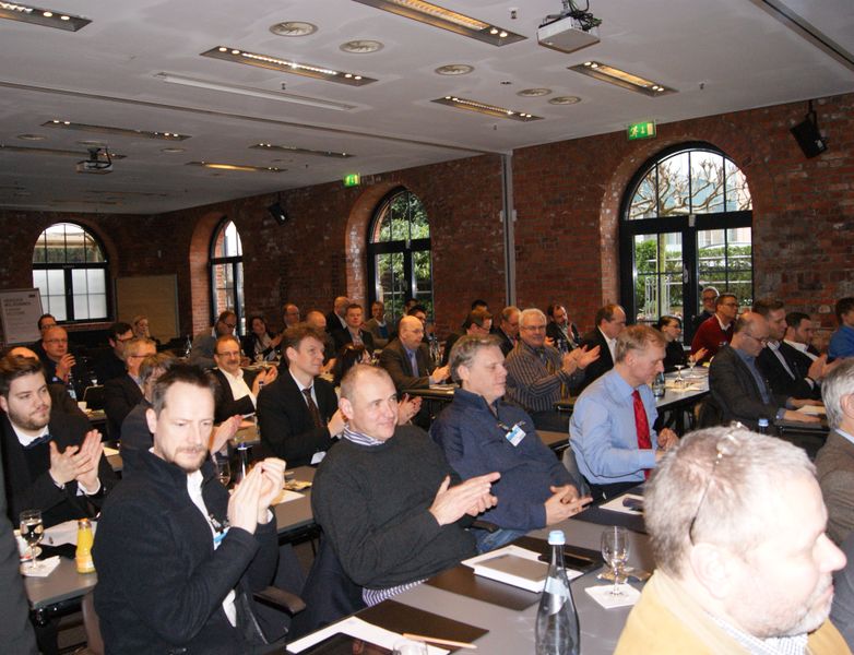 Wir bedanken uns bei den Teilnehmern und allen mitwirkenden Distributoren sowie... (Akademie)