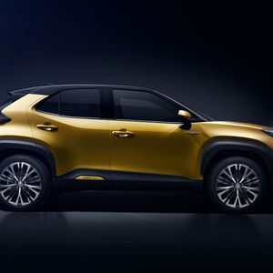 Mit 4,18 Metern ist der Yaris Cross rund 24 Zentimeter länger als der Kleinwagen.(Bild:  Toyota)