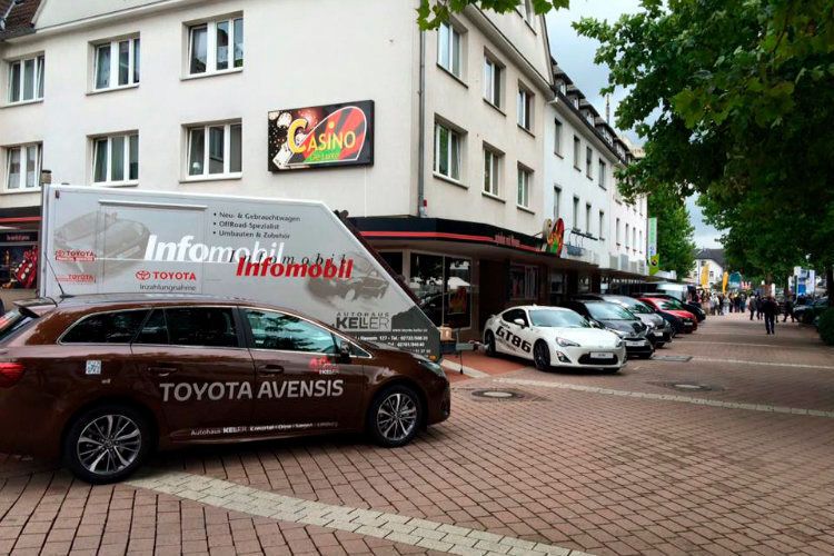 Mit seinem Infomobil spricht das Autohaus Keller potenzielle Kunden außerhalb des Autohauses an.  (Autohaus Keller)