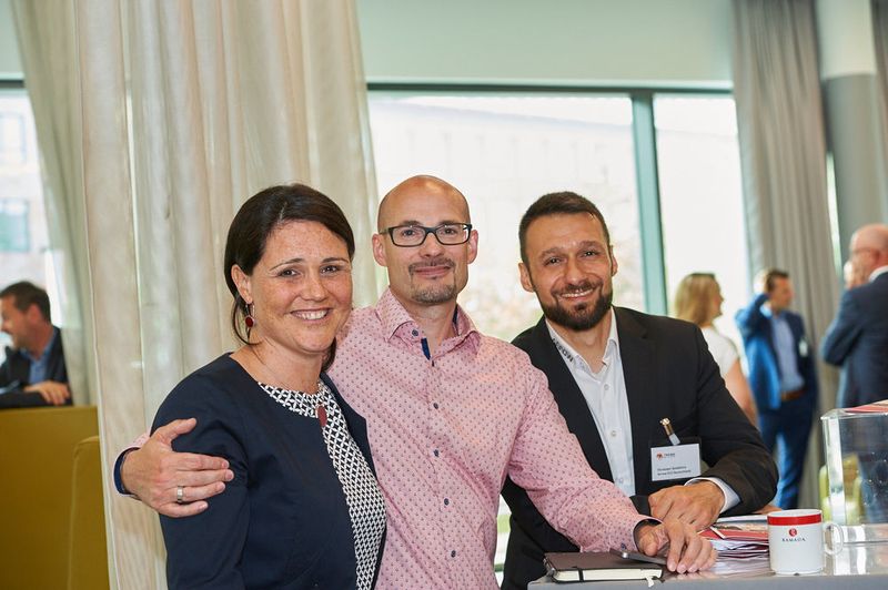 Ciara Feeny (Trend Micro) mit Joachim Gluth und Giuseppe Spadafora (Arrow ECS) (Trend Micro)