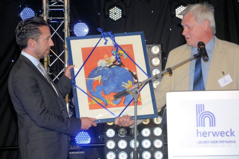 Hans Wagner, Bürgermeister von St. Ingbert, überreichte  Jörg Herweck ein Gemälde von Albert Weisgerber, Weggefährte von Klee und Kandinsky und berühmtester Sohn der Stadt. (IT-BUSINESS)