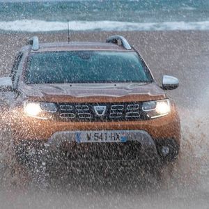 Zehn Jahre Dacia Duster seit dem Neustart 2009 und 3,1 Millionen verkaufte Einheiten unter den Marken Dacia und Renault feiern die Rumänen in diesem Jahr. Übrigens: Außerhalb der EU wird der Wagen unter dem Renault-Markenzeichen als Renault Duster vermarktet. Dazu zählen Länder wie Ukraine, Russland, Georgien, der Nahe Osten, Afrika sowie Südamerika. In Südamerika ist auch eine Pick-up-Version unter dem Namen Renault Oroch erhältlich. In Indien und Russland wurde das Modell zudem als Nissan Terrano II vertrieben.(Bild:  Dacia)