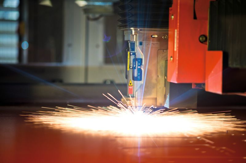 Die Laserschneidanlage By-Speed Pro arbeitet mit dem 4,4 kW leistenden By-Laser 4400, dessen Energie zu einem hohen Maß nur für den Schneidprozess genutzt wird. Er eignet sich sowohl für dicke als auch dünne Bleche. (Bild: Bystronic Laser)