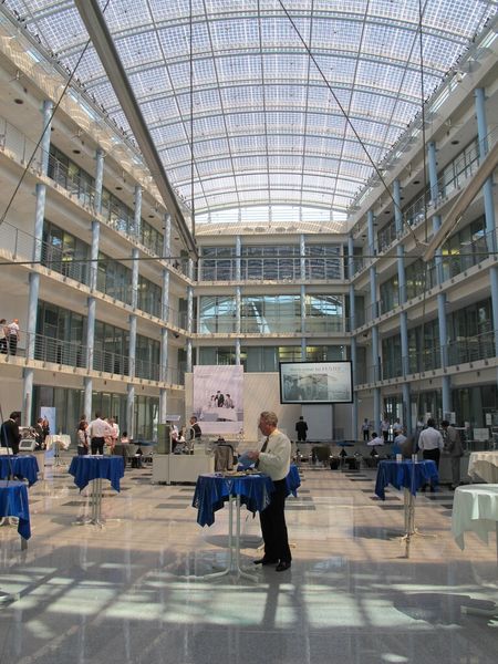 Im lichtdurchströmten Atrium konnten internationale Journalisten mit den Experten von Festo über Prozessautomatisierung fachsimpeln. (Bild: Ernhofer/PROCESS)