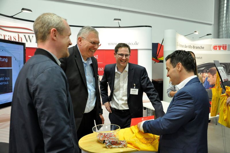 Versprechen einheitliches und effektives Schadenmanagement: Claus Centorbi (2. v. li.) und Florian Schmitt (2. v. re.) von der Gräf und Centorbi Rechtsanwaltsgesellschaft mit dem System „Crashwerk“. (Simon/»kfz-betrieb«)