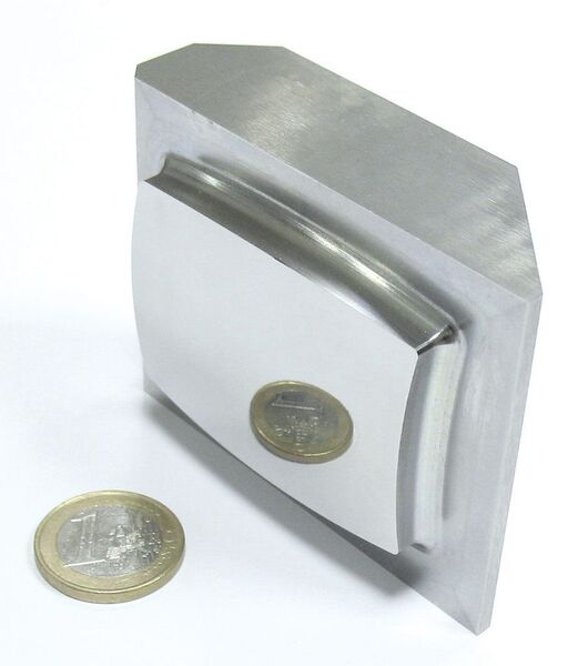 Bild 4: Maschinell hergestellte spiegelnde Oberfläche eines Stahl-Formeinsatzes für ein Handydisplay (Ra = 0,01 µm). Bilder: Röders (Archiv: Vogel Business Media)