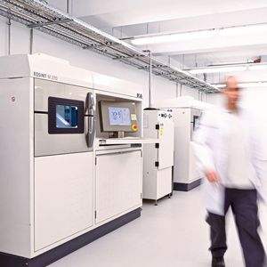 Bei individuell mit Hilfe von CAD/CAM-Technologien hergestellten Zahnimplantaten und -prothesen steht die  additive Fertigung mit Laser-Sinter-Prozessen im Fokus. 