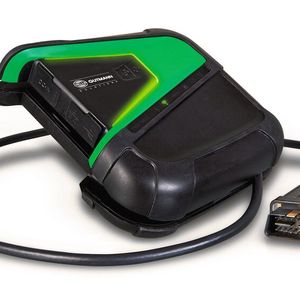 Weder Tastatur noch Display: Der neue Mega Macs X von Hella Gutmann bricht mit  Traditionen. Der bisweilen grün leuchtende Bogen nennt sich „Swoosh“. Er signalisiert Statusfunktionen unabhängig von der Diagnose.(Bild:  HGS)